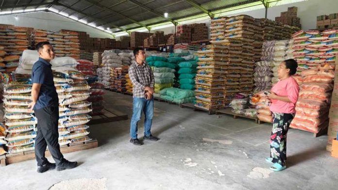 Satgas Pangan Polres Kaimana Cek Harga dan Stok Bapok di Pasar