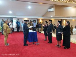 Gubernur Papua Barat Lantik 3 Anggota MRPB Paruh Waktu Gubernur Papua Barat Lantik 3 Anggota MRPB Paruh Waktu
