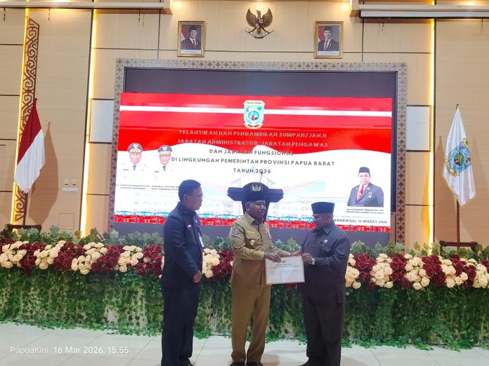 gubernur papua barat plt pupr Hery Saflembolo Kembali Pimpin PUPR Papua Barat