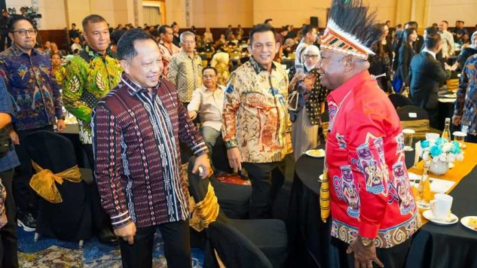 Gubernur Papua Barat Terima Penghargaan National Governance Awards 2026