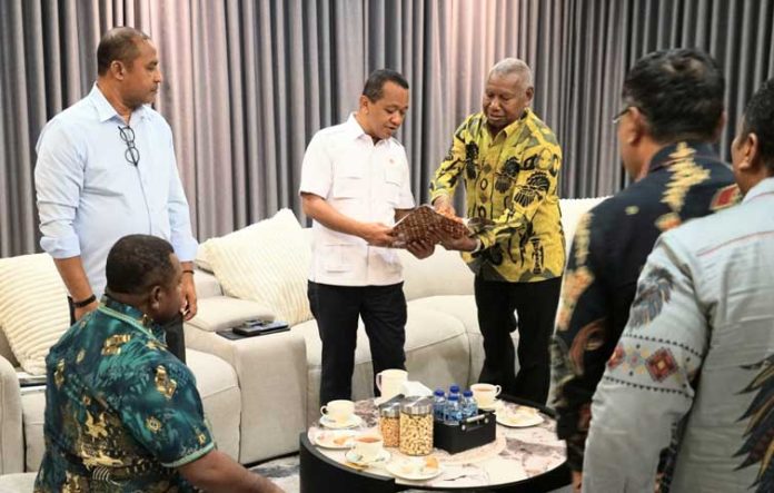 Gubernur-Papua-Barat-Menteri-ESDM-2 Hampir Tengah Malam Gubernur Papua Barat Temui Menteri ESDM, Sampaikan 4 Hal