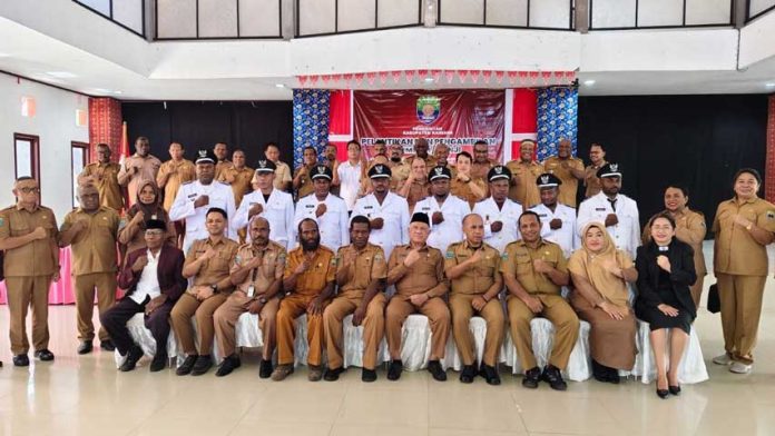 Lantik 8 Kepala Kampung, Bupati Kaimana Ingatkan Jabatan Pengabdian