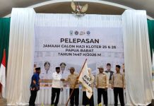 Gubernur Papua Barat Lepas JCH Kloter 25 dan 26 Gubernur Papua Barat Lepas JCH Kloter 25 dan 26