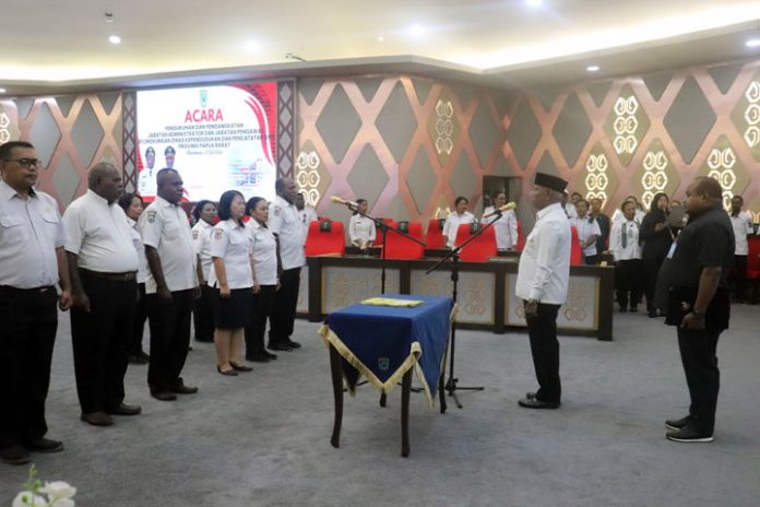 gubernur-papua-barat-lantik-disdukcapil Lantik Pejabat, Gubernur Papua Barat Ingatkan Peran Strategis Disdukcapil