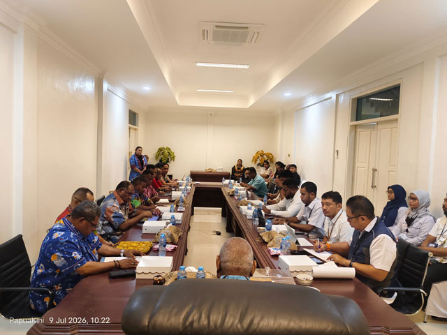 rapat-gubernur-papua-barat Pemprov Papua Barat Kejar Pembangunan Kembali Kantor DPR dan MRP