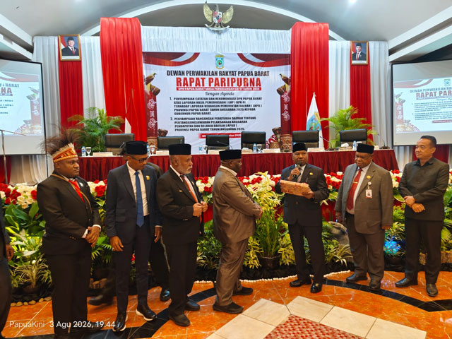 DPR-Papua-Barat-Gubernur-ranperda-realisasi-APBD-2025 Silpa TA 2025 Papua Barat 237 M