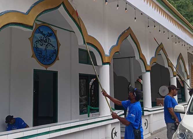 Partai Demokrat Kaimana Cat Tiga Rumah Ibadah Jelang HUT ke 25