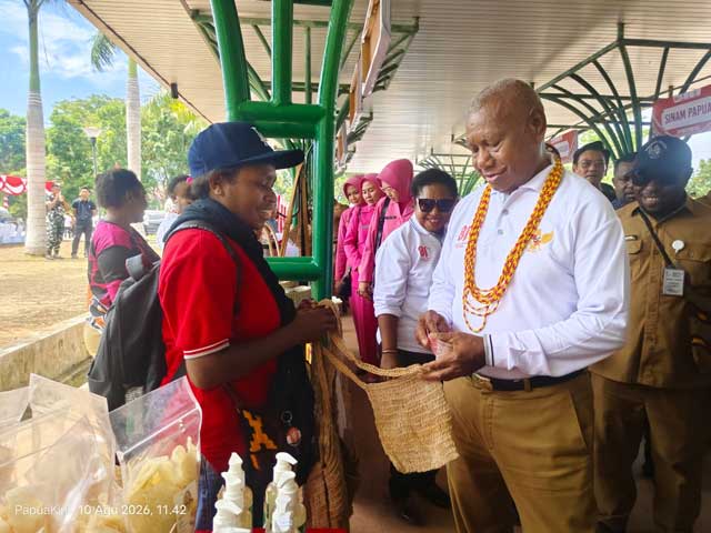 Gubernur-Papua-Barat-pameran-UMKM Masyarakat Harus Dukung Wujudkan Mission Impossible UMKM Papua Barat