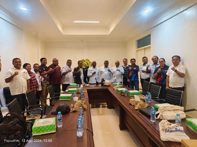 Gubernur-Papua-Barat-rapat-OPD-PI-migas-10-persen PI 10 Persen Migas itu Bukan Langsung Duit, Tapi Saham