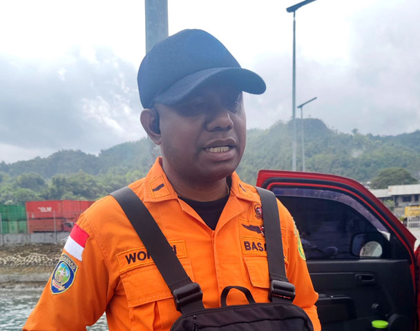 Komandan-Pos-SAR-Kaimana-Silas-Wopari Tim SAR Gabungan Kaimana Hentikan Pencarian Penumpang KM Sabuk Nusantara 75