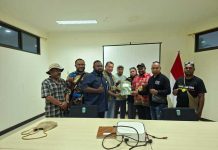 Gubernur Papua Barat Distribusikan 62 M Paket PL Pengusaha OAP Gubernur Papua Barat Distribusikan 62 M Paket PL Pengusaha OAP