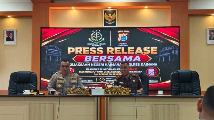 Wakapolres-Kaimana-Kajari-Kaimana Kejari dan Polres Kaimana Gelar Press Release Bersama Terkait Informasi Hoax di Facebook
