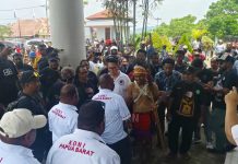 Yosias Saroy Pendaftar Pertama Calon Ketua KONI Papua Barat Yosias Saroy Pendaftar Pertama Calon Ketua KONI Papua Barat