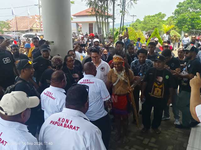 Yosias-Saroy-mendaftar-Ketua-KONI-Papua-Barat Yosias Saroy Pendaftar Pertama Calon Ketua KONI Papua Barat