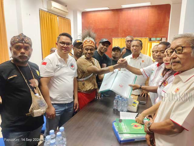 Yosias-Saroy-resmi-mendaftar-Ketua-KONI-Papua-Barat Yosias Saroy Tegaskan Jadi Tuan di Negeri Sendiri