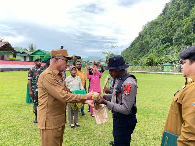 Bupati-Kaimana-TMMD-127 Buka TMMD ke-127 di Kampung Sisir, Bupati Kaimana Tegaskan Sinergi TNI dan Pemkab