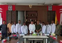 Bupati Kaimana Serahkan SK Pelimpahan Wewenang Kepala Distrik Bupati Kaimana Serahkan SK Pelimpahan Wewenang Kepala Distrik