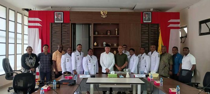 Bupati Kaimana Serahkan SK Pelimpahan Wewenang Kepala Distrik