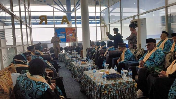 Bupati-Kaimana-lepas-umrah Bupati Kaimana Lepas 15 Jemaah Umrah