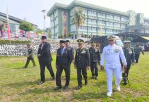 Gubernur Papua Barat Hadiri Upacara HUT 81 TNI Gubernur Papua Barat Hadiri Upacara HUT 81 TNI