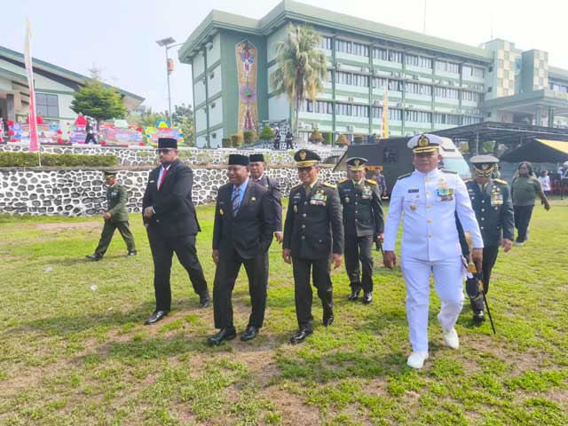 Gubernur-Papua-Barat-HUT-TNI Gubernur Papua Barat Hadiri Upacara HUT 81 TNI