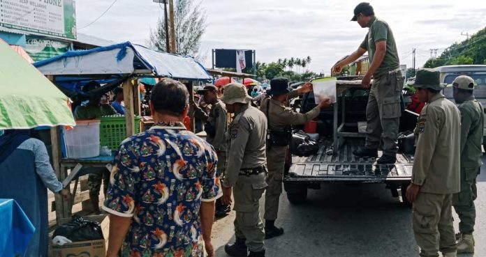 Satpol-PP-Kaimana Cegah Macet Ramadan, Satpol PP Kaimana Relokasi Puluhan Penjual Takjil Pasar Baru