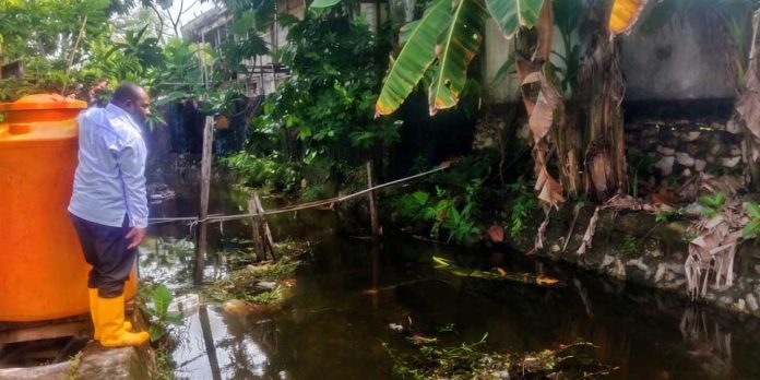 Atasi Genangan, Wabup Kaimana Turunkan Alat Berat Normalisasi Drainase Simora
