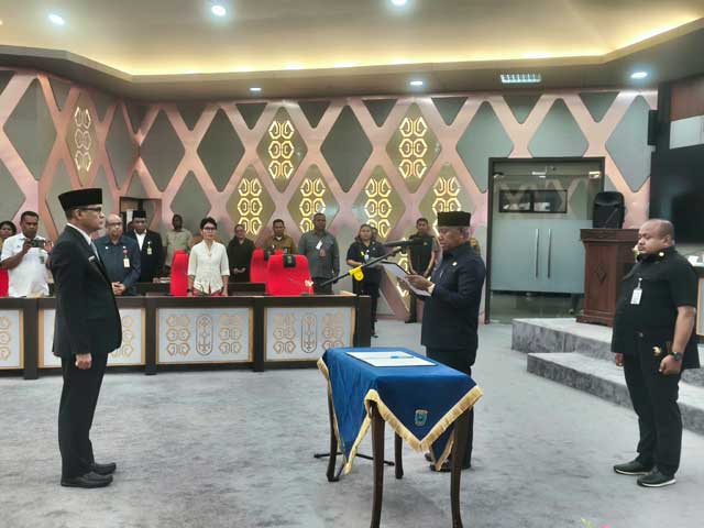 gubernur-papua-barat-lantik-kepala-bappeda Lantik Kepala Bappeda Papua Barat, Gubernur Ingatkan Peran Strategis