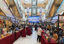 Gubernur Papua Barat Beri Testimoni Keampuhan Produk Herbal Kayu Akway di Pameran Dagang Lokal Gubernur Papua Barat Beri Testimoni Keampuhan Produk Herbal Kayu Akway di Pameran Dagang Lokal
