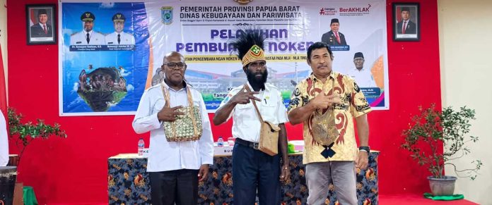 pelatihan-buat-noken-kaimana Diakui UNESCO, Disbudpar Papua Barat Latih Warga Kaimana Kembangkan Kerajinan Noken